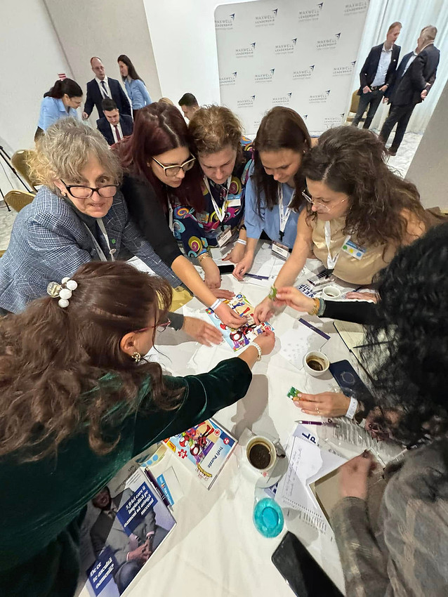 Membri lucrând pe grupe la Winter Summit 2025