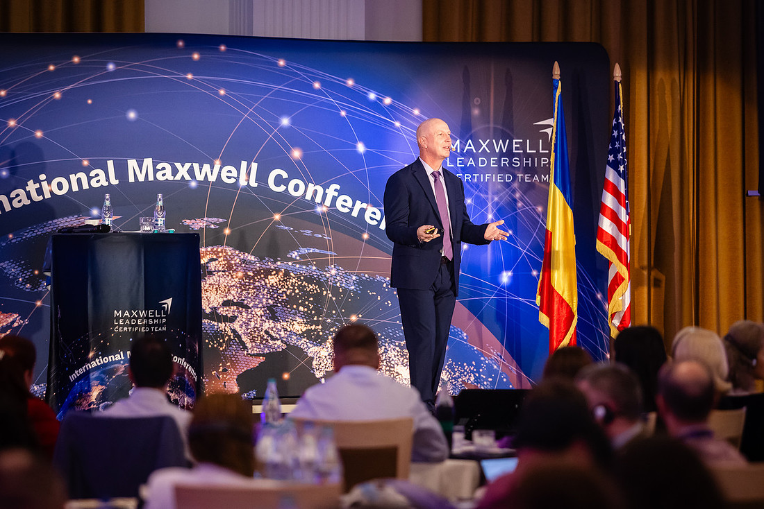 Roddy Galbraith vorbind pe scena International Maxwell Conference din România
